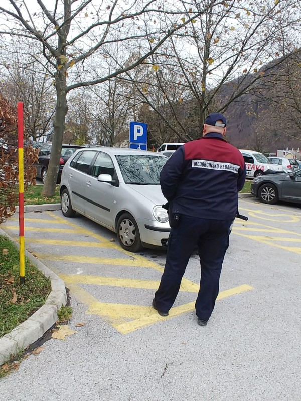 Poostreno nad parkiranje na mestih za invalide Občina Jesenice