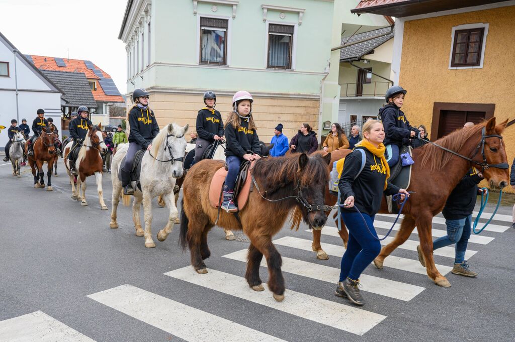 Na praznični dan tradicionalni blagoslov konj v Šentvidu pri Stični