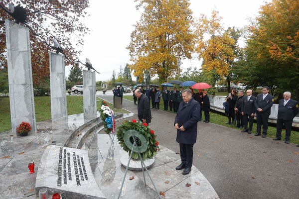 Polaganje vencev pri spomeniku padlim ruskim in sovjetskim vojakom. Foto: Nrovan