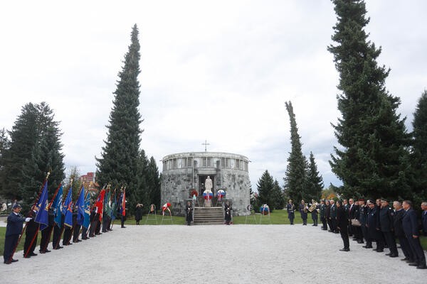 polaganje vencev pri Kostnici. Foto: N. Rovan