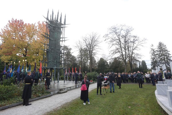 Polaganje vencev v spominskem park padlih borcev in talcev. Foto: N. Rovan