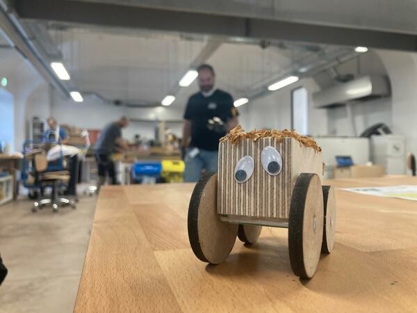 Center Rog Dan soseda izdelovanje lesenih avtomobilckov