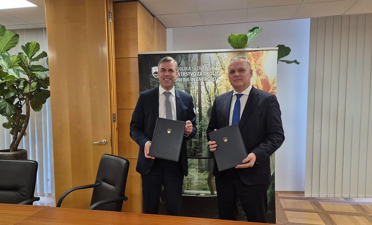 Minister za okolje, podnebje in energijo Bojan Kumer in župan Gregor Macedoni v rokah držita pogodbo pogodbo