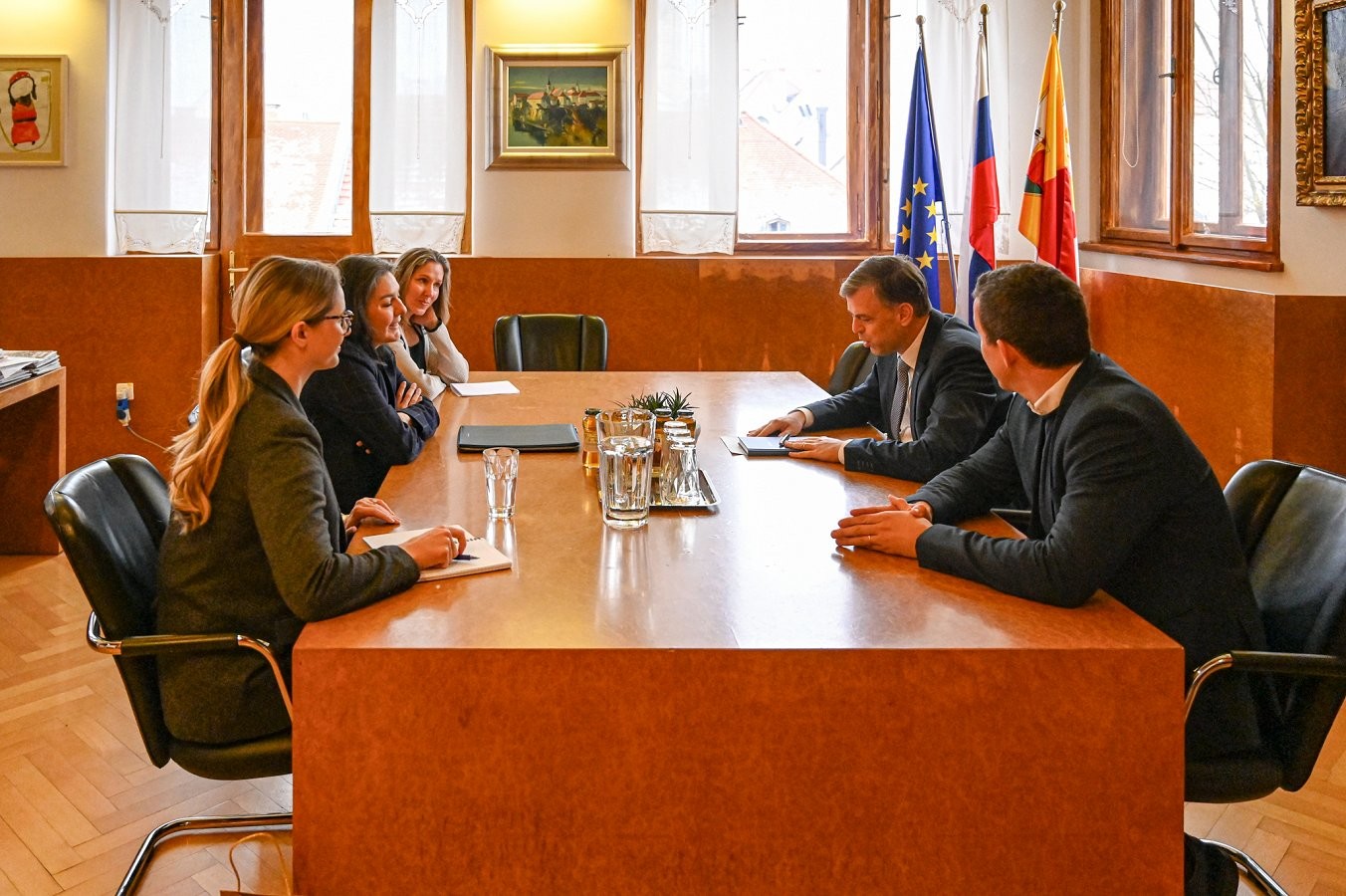 odpravnica poslov na veleposlaništvu Združenih držav Amerike s sodelavci in župan Gregor Maceodni ter podžupan Urban Kramar