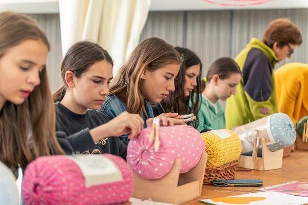 Delavnica kleklanja. Foto: Domen Nan, Center Rog