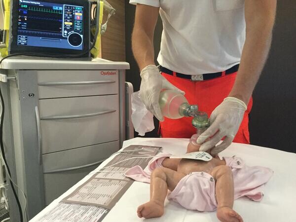 prikaz prve pomoči za dojenčke 