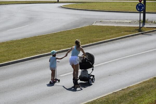 Mama z vozičkom in otrokom. Foto: Rolerski klub Ljubljana