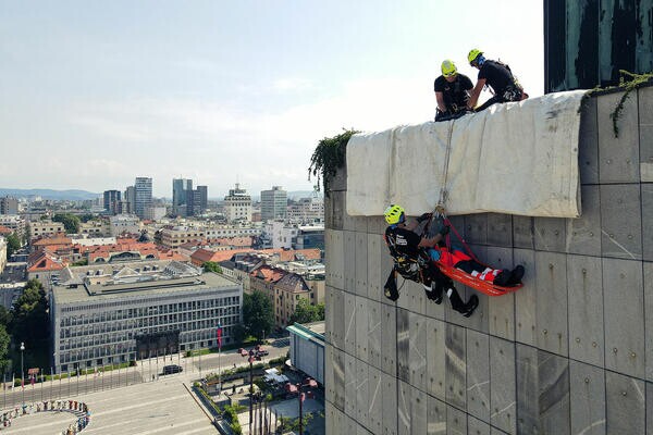reševalci pomagajo ponesrečencu