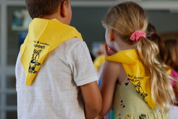 otroka z rumenima ruticama