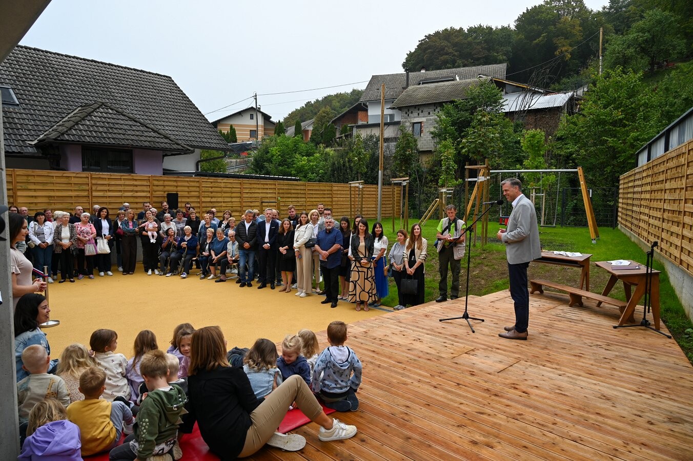 Župan ima govor na odprtju vrtca.