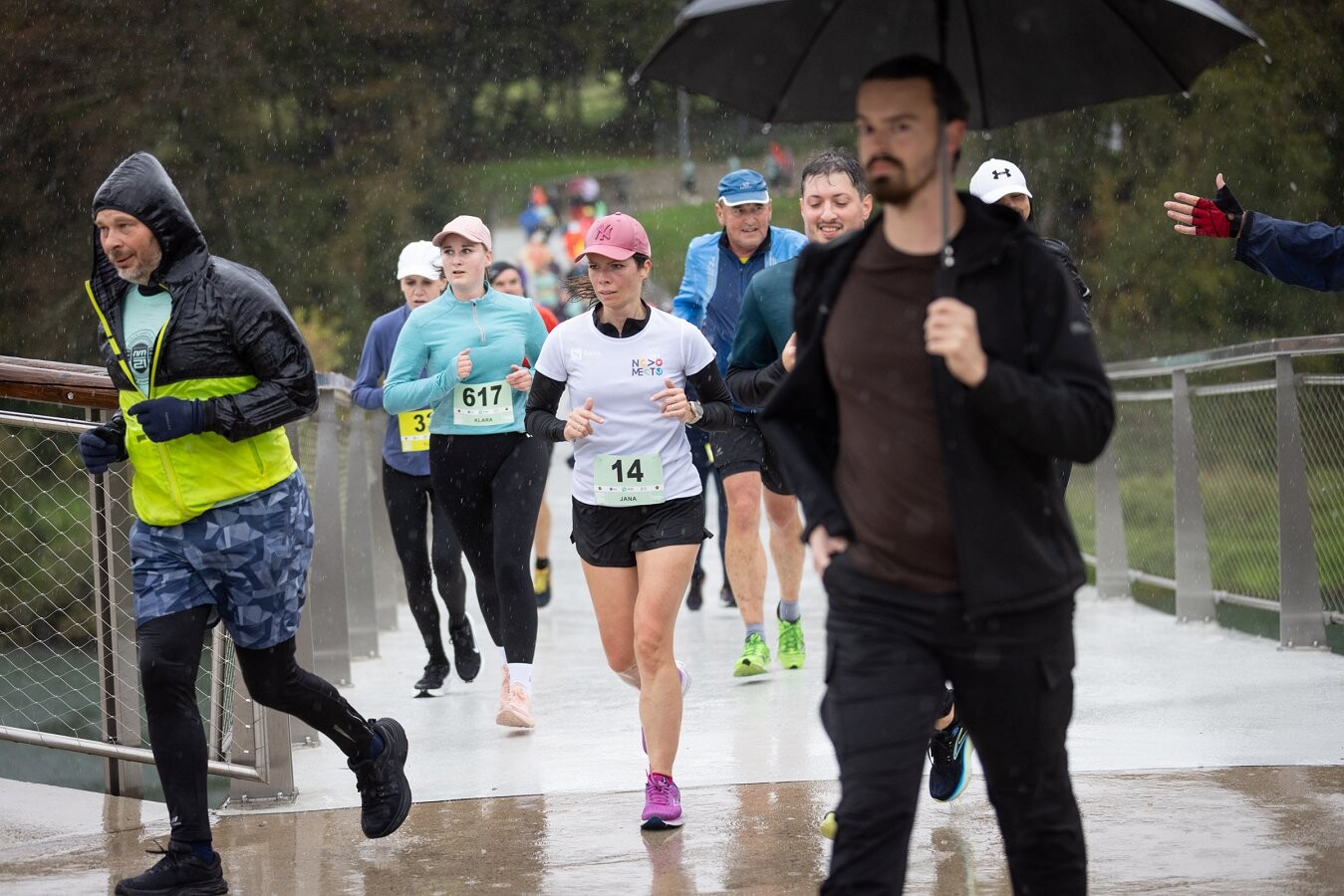 direktorica teče v dežju