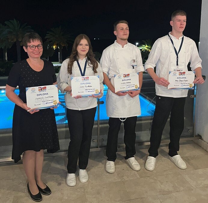 skupinska fotografija tekmovalcev s priznanji v roki-1