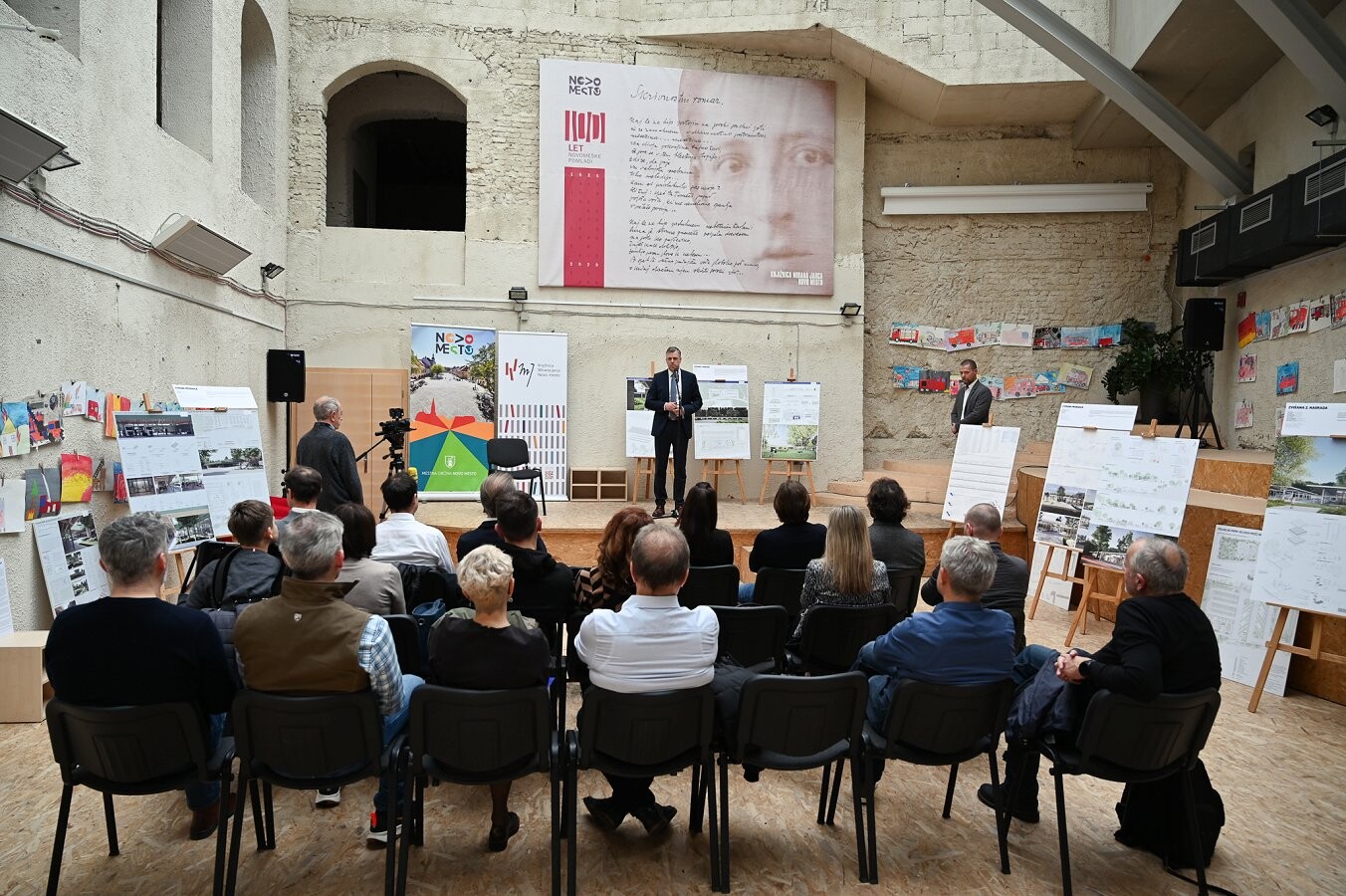 župan Gregor Macedoni na odru med nagovorom