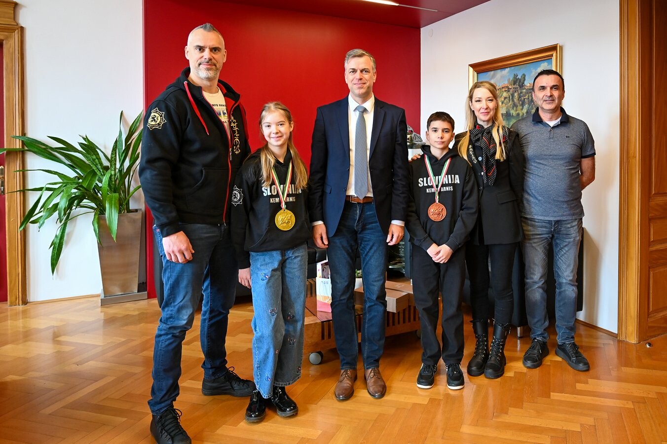 člani karate kluba RKSI in župan Gregor Macedoni