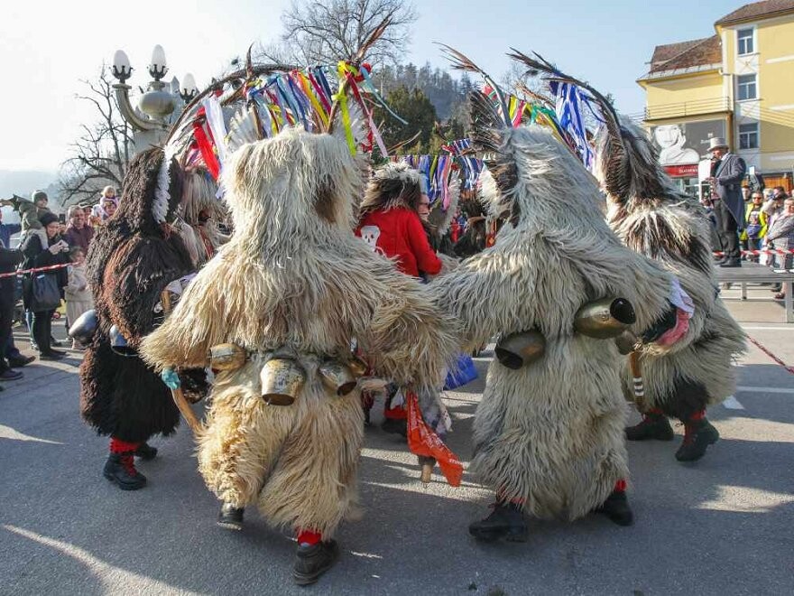 Pustna-povorka-na-Bledu