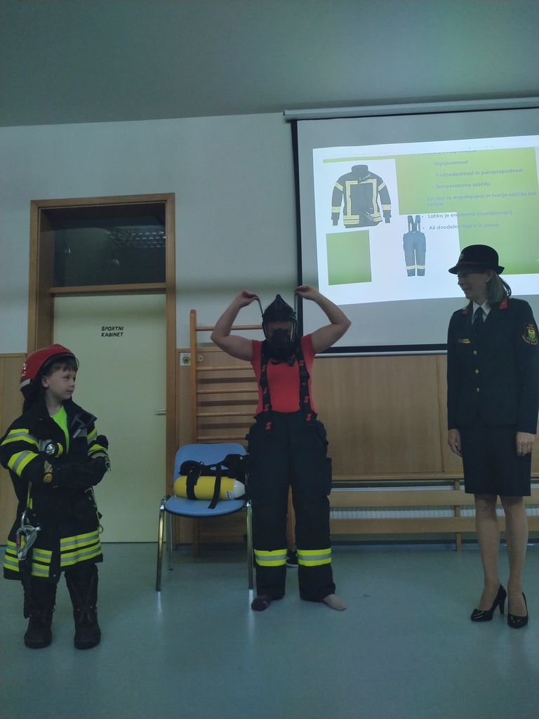 GASILKE OTROKOM VRTCA PREDSTAVILE ZANIMIVOSTI GASILCEV 