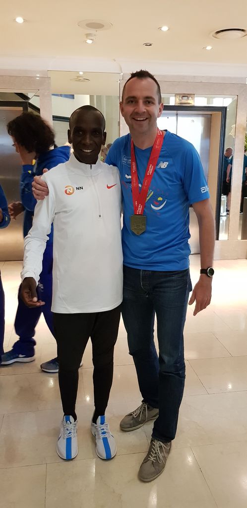 Z Eliudom Kipchogejem, svetovnim rekorderjem in najboljšim maratoncem vseh časov (po Londonskem maratonu leta 2019)