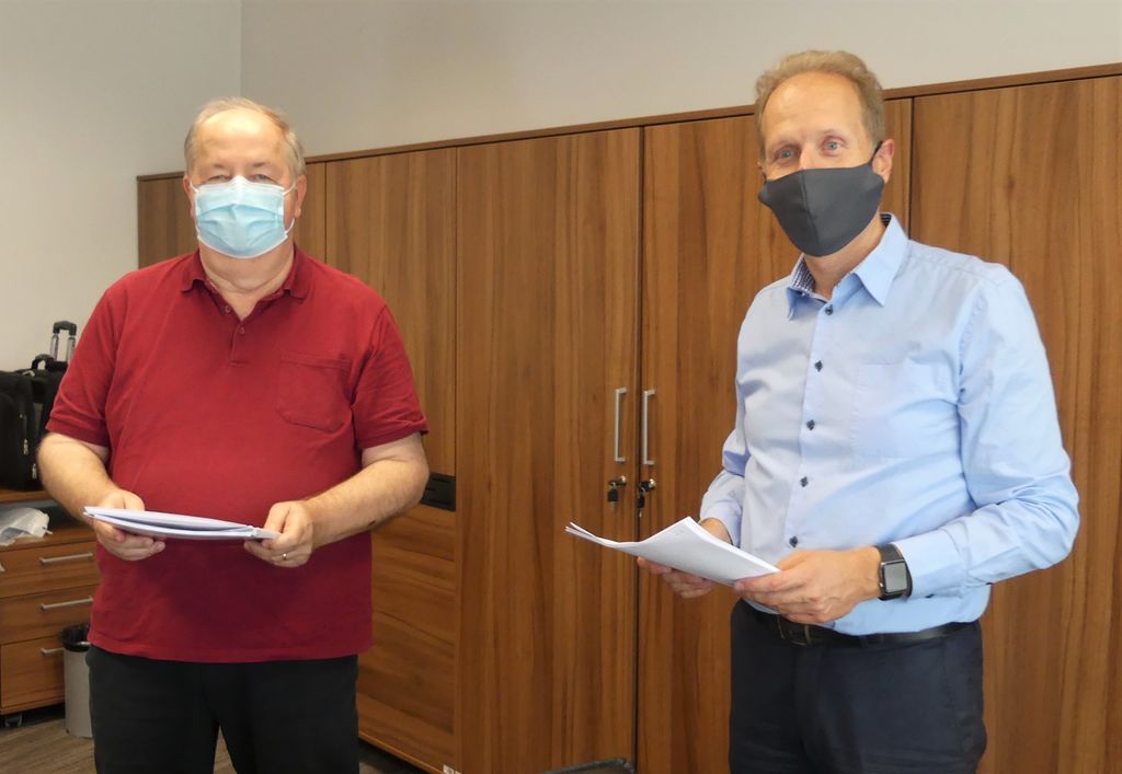 Prejšnji dekan prof. dr. Dejan Jelovac (levo) ob primopredaji z novim dekanom prof. dr. Matejem Makarovičem (desno).