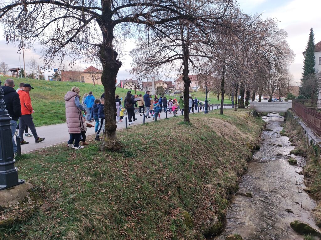Sprehod do proge spuščanja gregorčkov (foto: MKS). 