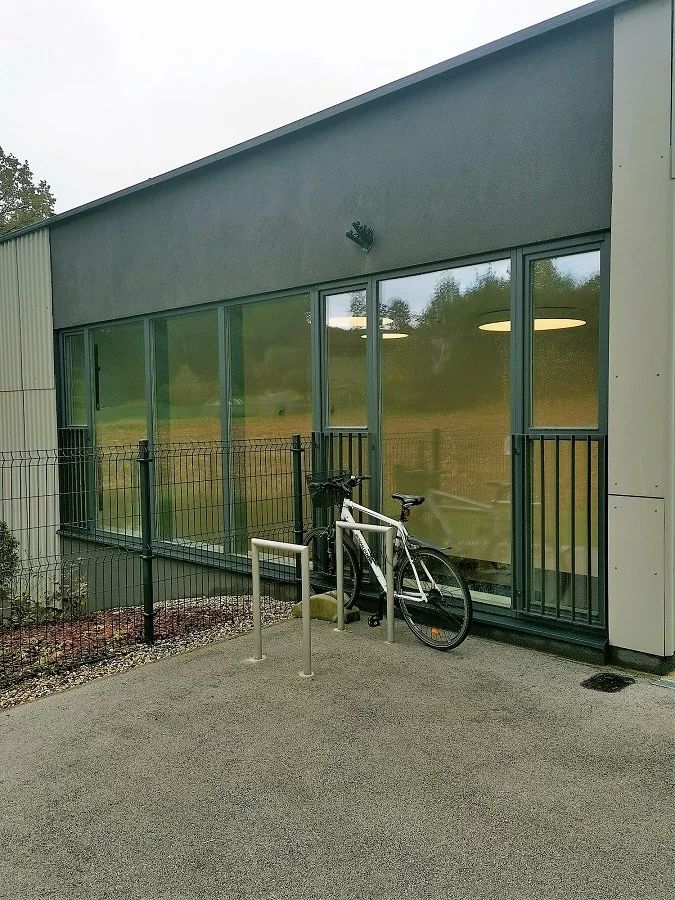 Osnovni šoli Brusnice in vrtcu Videk sodobna naslonjala za kolesa