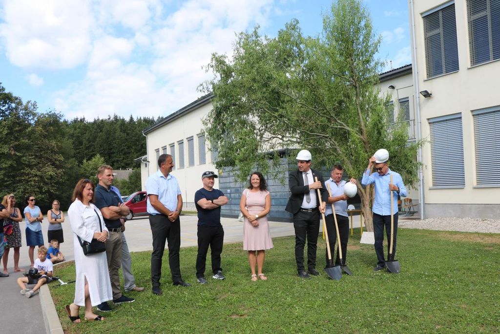 Temeljni kamen za novo športno dvorano s širitvijo šole v Preddvoru je postavljen