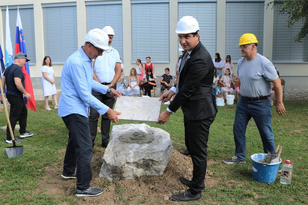 Temeljni kamen za novo športno dvorano s širitvijo šole v Preddvoru je postavljen