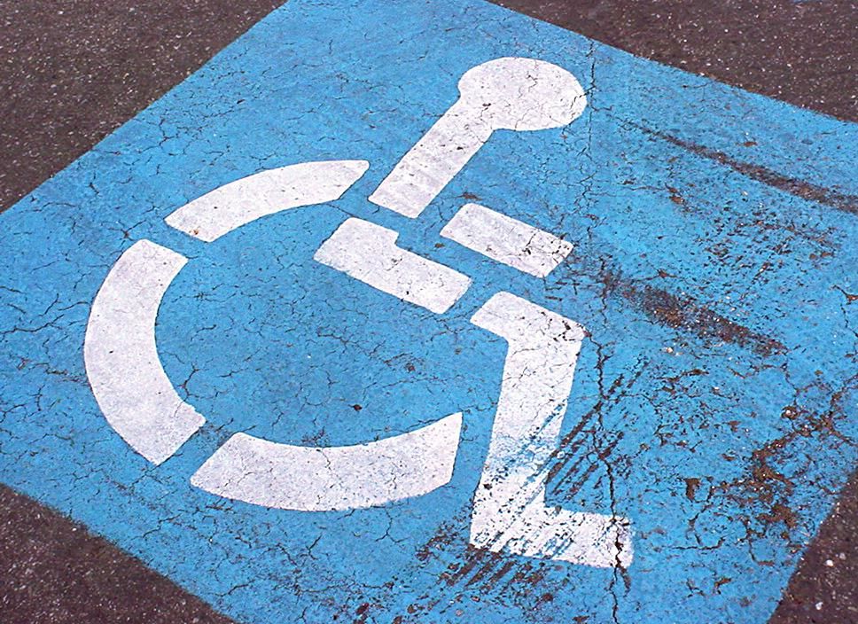 Opozorilo o nepravilnih parkiranjih občanov na parkirna mesta invalidov