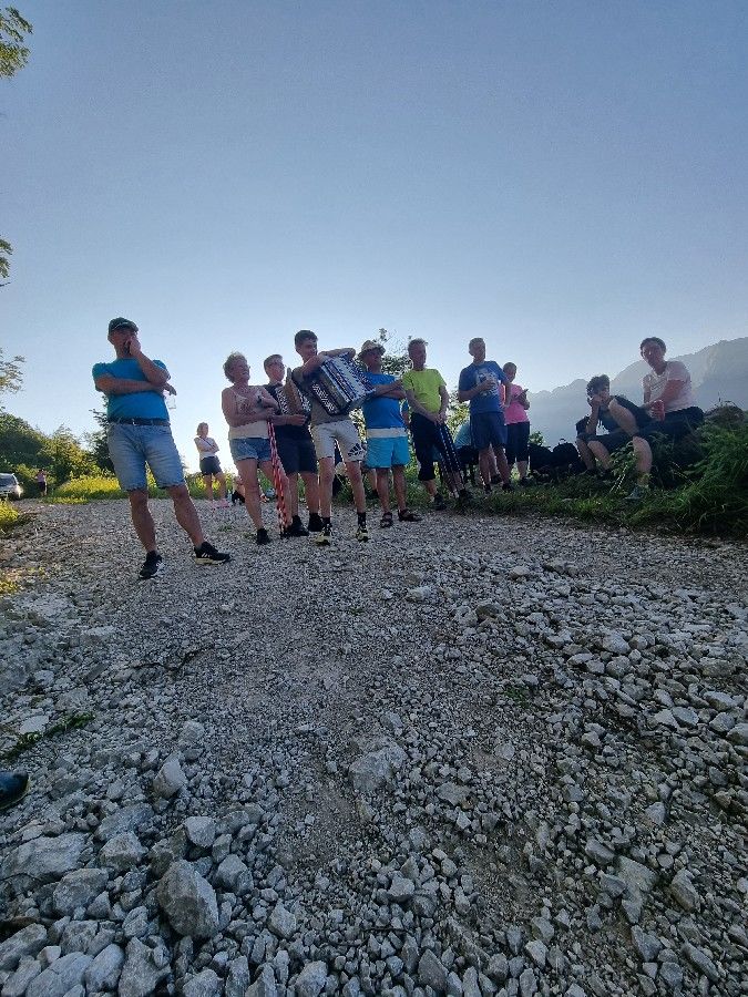 Počitek na poti ob zabavni glasbi