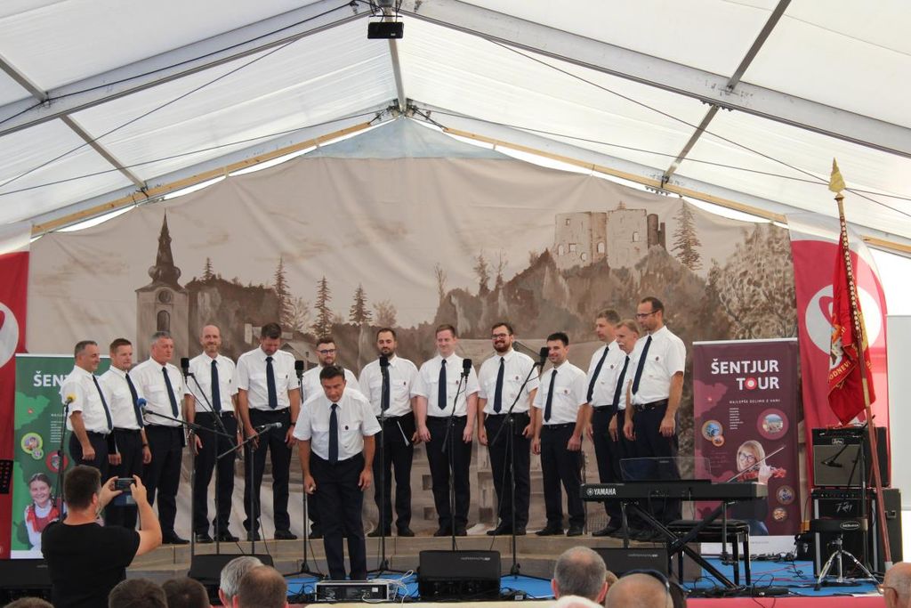 Gasilski pevski zbor PGD Trebelno na tradicionalnem 39. srečanju GZS na Planini pri Sevnici