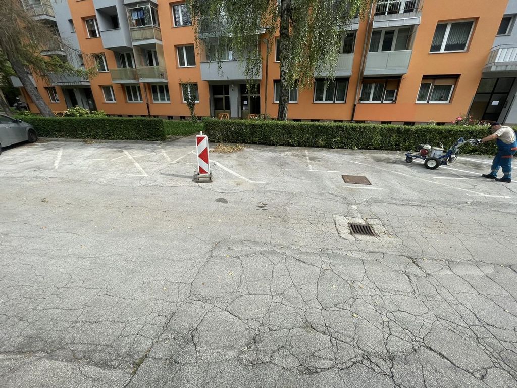 Obnova talnih oznak na obstoječih parkirnih mestih v KS Plavž