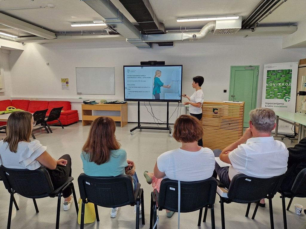 V dolenjskih vrtcih in šolah se bodo igrali z didaktičnimi igračami, izdelanimi iz reciklirane plastike