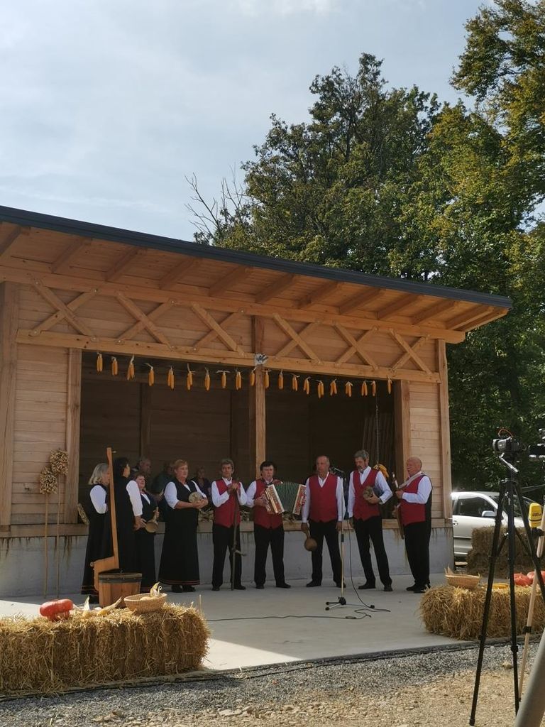 Bogat etnološki program 8. koncerta ob ličkanju koruze na Trebelnem