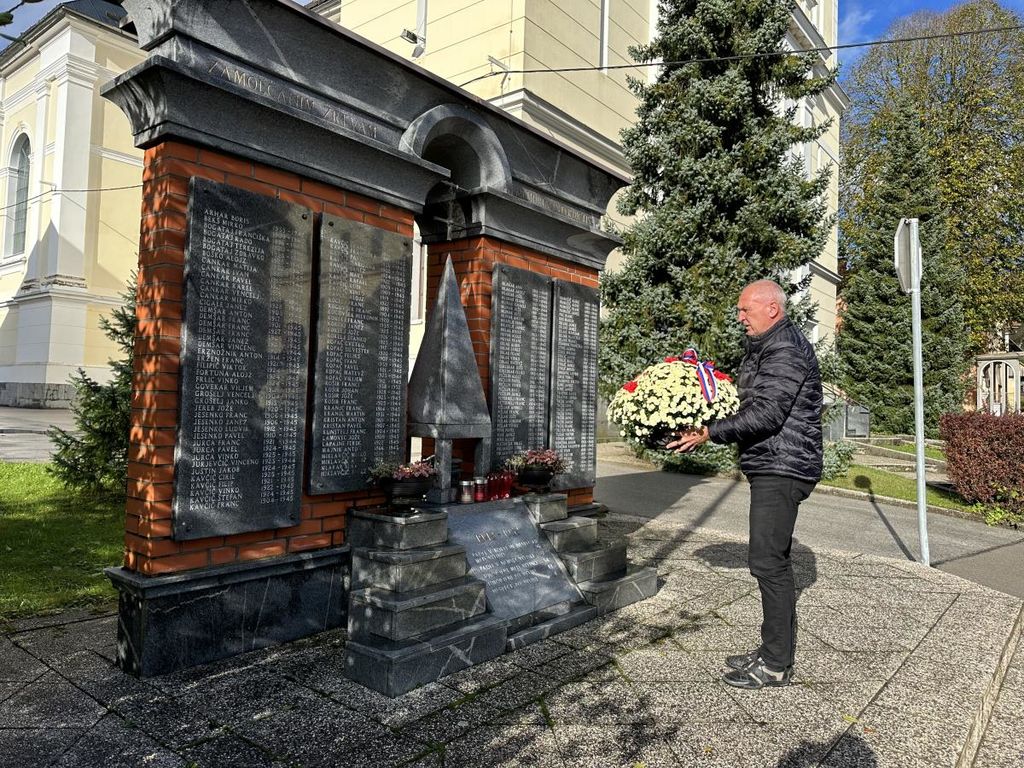 Župan je ob dnevu spomina na mrtve položil cvetje k spominskim obeležjem