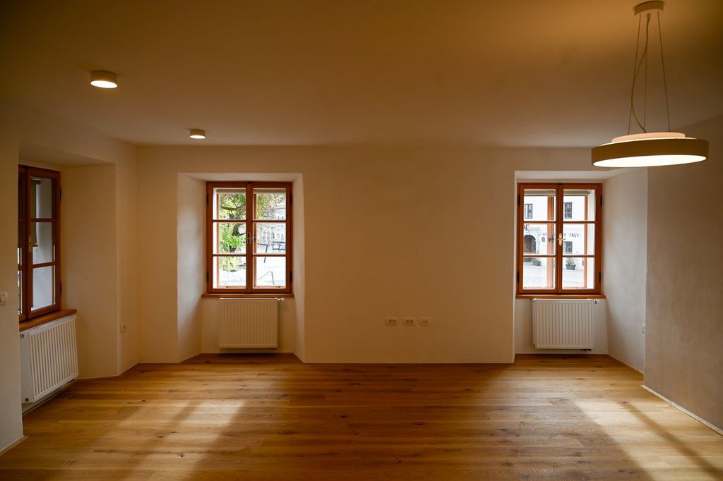 Na Glavnem trgu zaživela prenovljena stavba z osmimi stanovanji