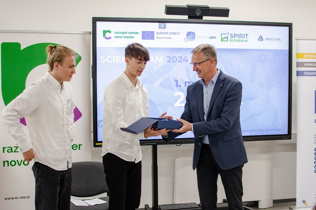 Nagrade je podelil direktor RC NM Franci Bratkovič - zmagovalca.