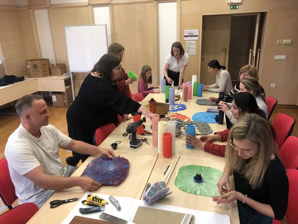 Praktična delavnica kreativne odpadne industrijske plastike v senčila in dekorativne premete