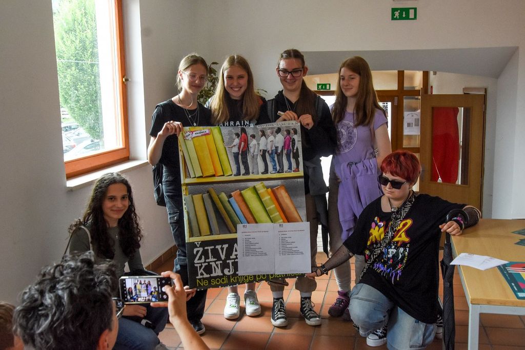Živo knjižnico so poleg dijakov obiskale tudi devetošolke OŠ Drska