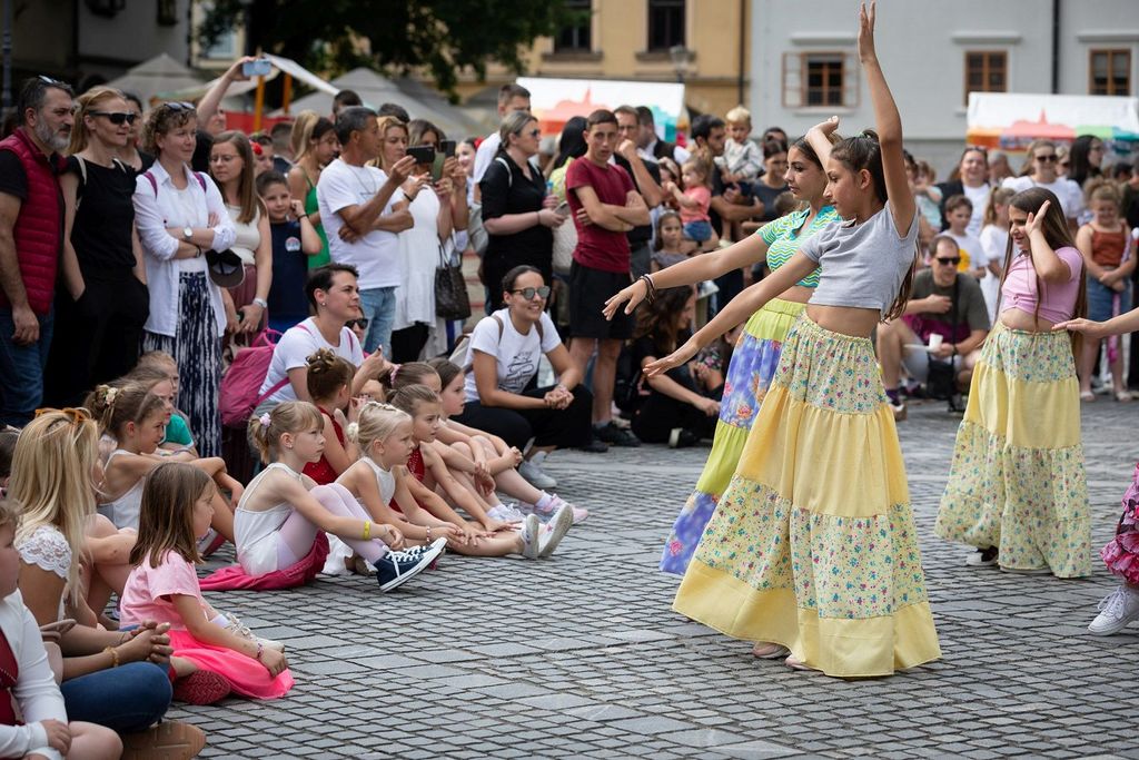 Žur vseh kultur in nastop deklet iz Brezja