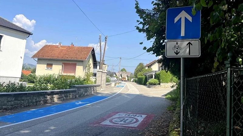 Gubčeva ulica pri gradu Grm odslej enosmerna