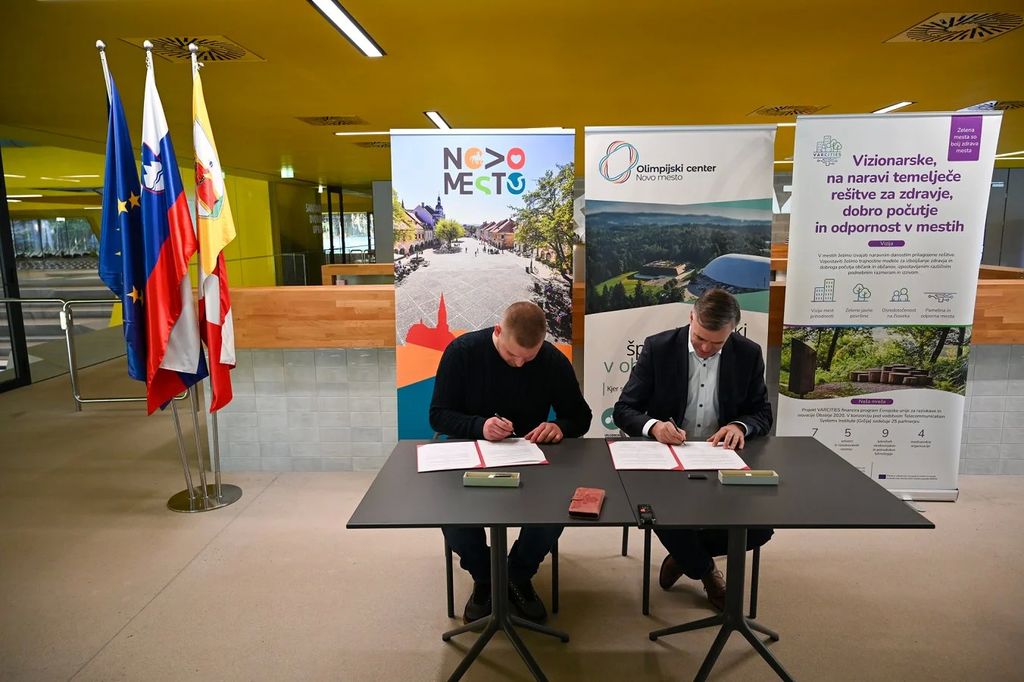 Podpisnika pogodbe - Andraž Barbo in župan Gregor Macedoni