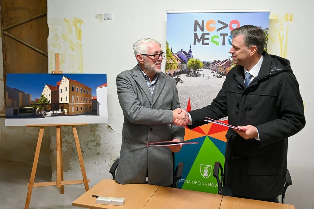 Podpisana pogodba za prenovo narodnega doma