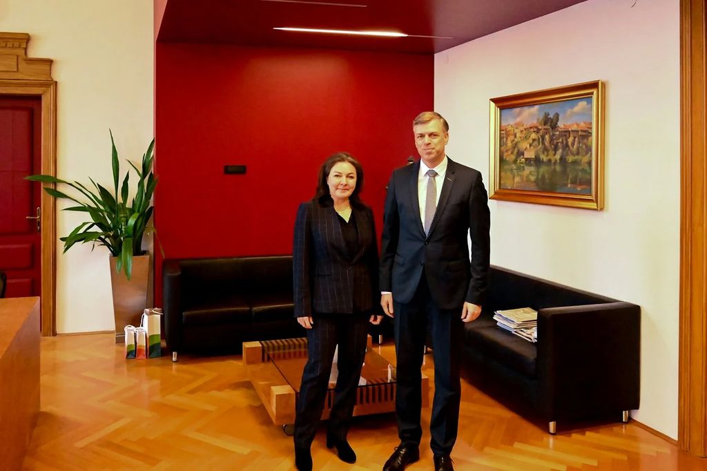 Novo mesto obiskala odpravnica poslov na veleposlaništvu Združenih držav Amerike