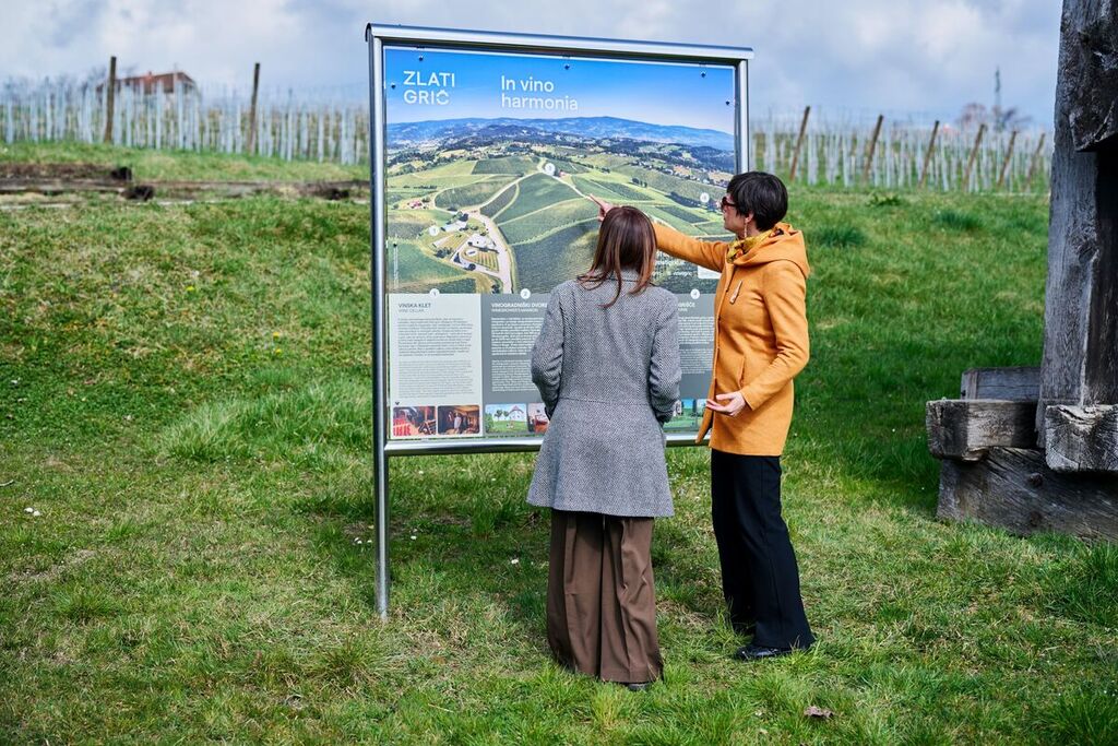 Prenovljena turistično-informacijska tabla v Škalcah odpira pogled na lepote Konjic