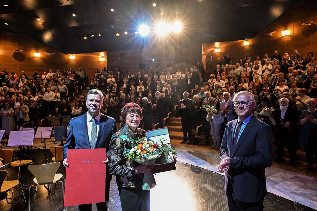 Občinstvo je podelitev nagrade častni občanki pospremilo z bučnim aplavzom.