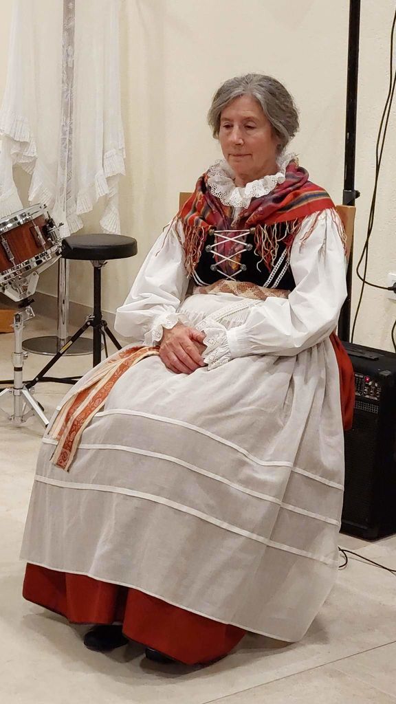 Andrejka Mikuž v poustvarjenem Hotenjskem pripdnostnem kostumu Frančiške Plečnik Benigar. (foto: Matjaž KURENT)