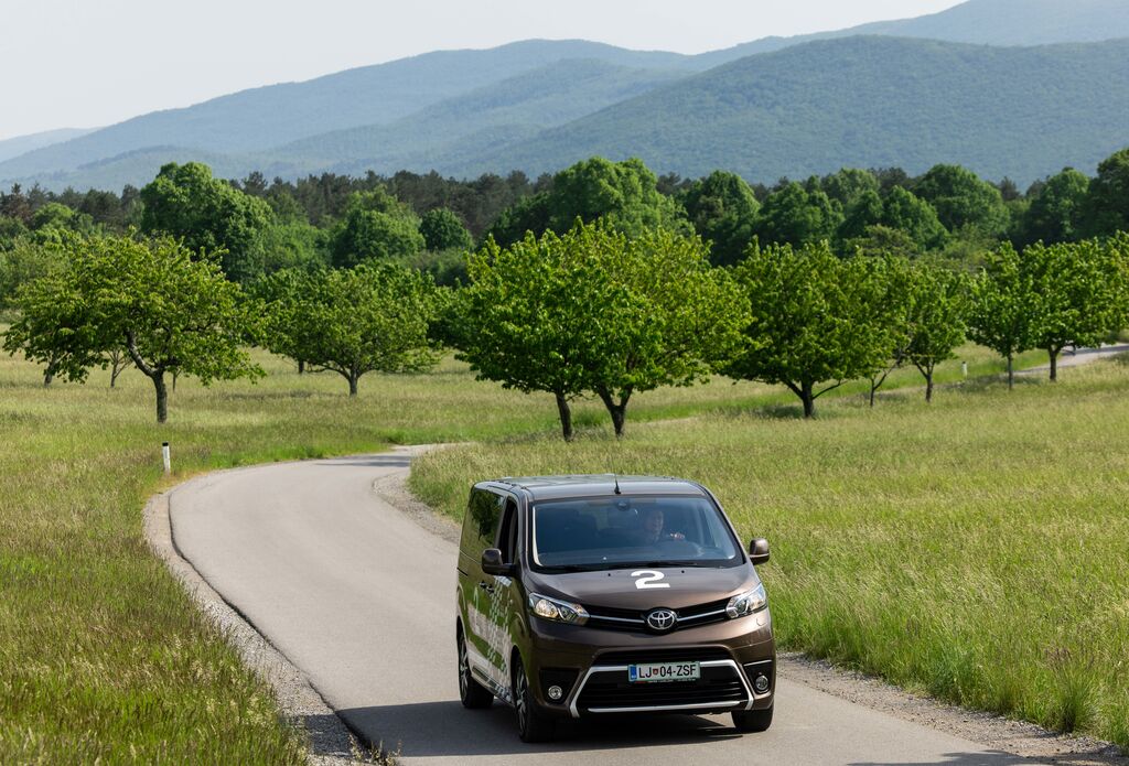 Poletna mobilnost na zahtevo v geoparku Kras–Carso: lokalno povezani – poleti tudi čezmejno!