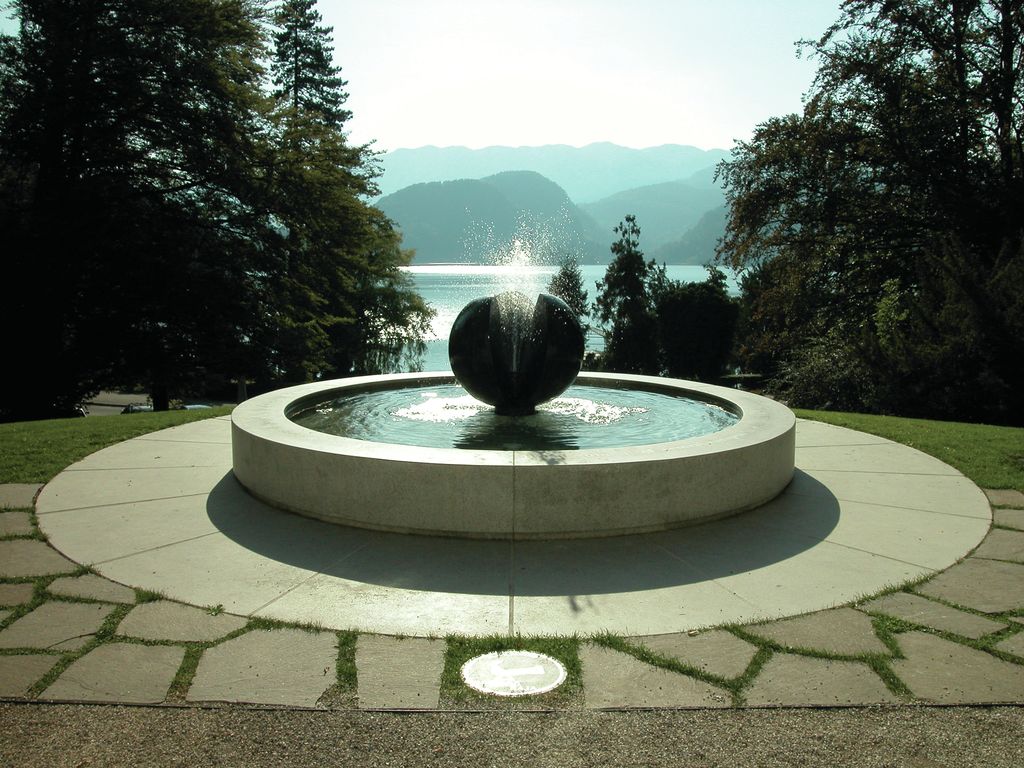 Oblikovalska zasnova: oblikovalec Klemen Rodman, postavitev v prostor: arhitekt Tomaž Schlegl. Bronasta skulptura: akademski kipar Slavko Oblak. 