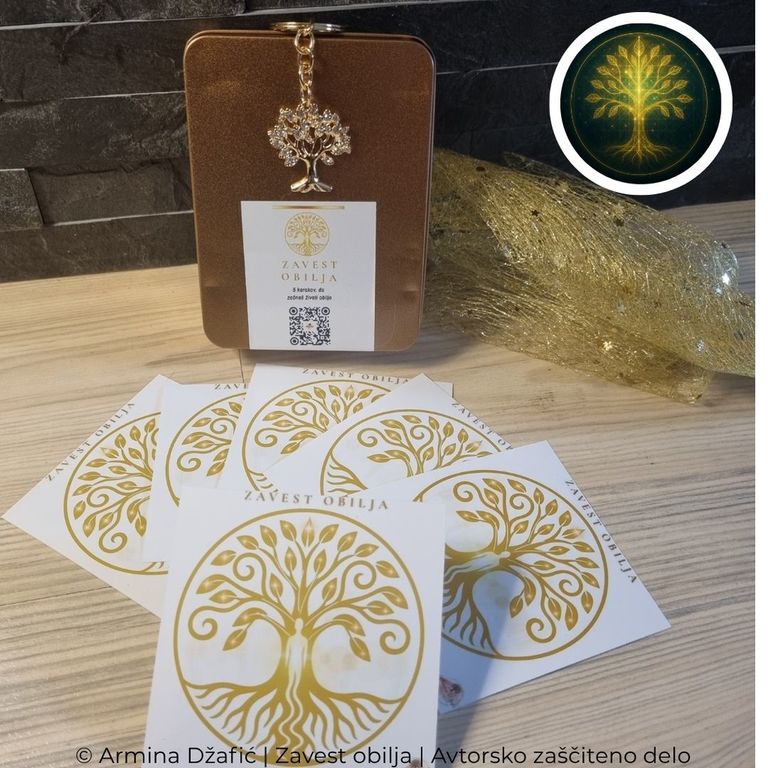 Fotografija kartic Zavest obilja, razporejenih v pahljačo na leseni podlagi. V ozadju je elegantna zlato-rjava kovinska škatlica z obeskom v obliki drevesa in nalepko z logotipom Zavest obilja ter QR kodo. Na desni strani je sijoča dekoracija iz zlate mreže in okrogel simbol drevesa svetlobe. Spodaj piše: © Armina Džafić | Zavest obilja | Avtorsko zaščiteno delo.