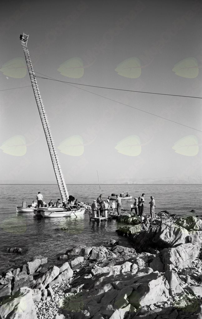 Snemalna ekipa med snemanjem kadra pri filmu Dobro morje (Mirko Grobler, 1958). Foto: Božo Štajer, hrani: MNZS.