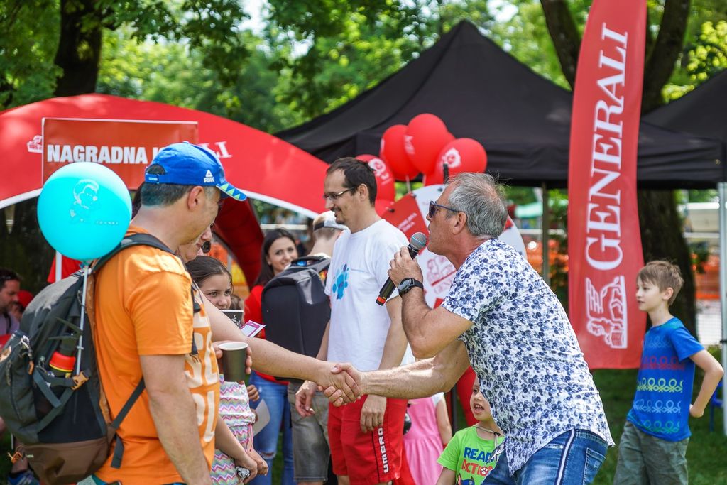 Vili Resnik se je med nastopom pomešal kar med obiskovalce.